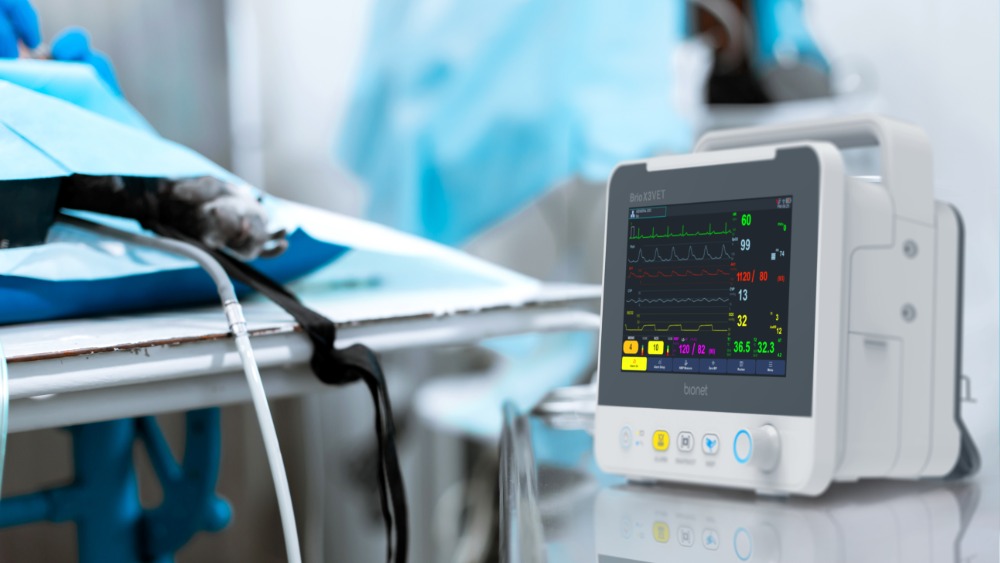 brio-x3vet-veterinary-patient-monitor-in-clinical-use-with-anesthesia Brio X3VET veterinary patient monitor in clinical use during animal surgery, monitoring vital signs of an anesthetized patient on the operating table