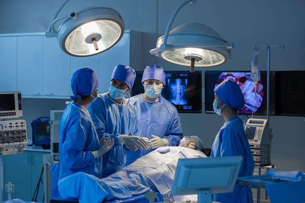 Advanced operating room technology supporting surgical precision, patient safety, and clinical decision-making